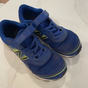 New Balance boys sneakers size 5.5 youth